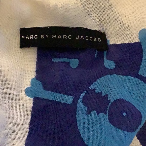 Marc Jacobs large skull scarf! - Picture 3 of 4